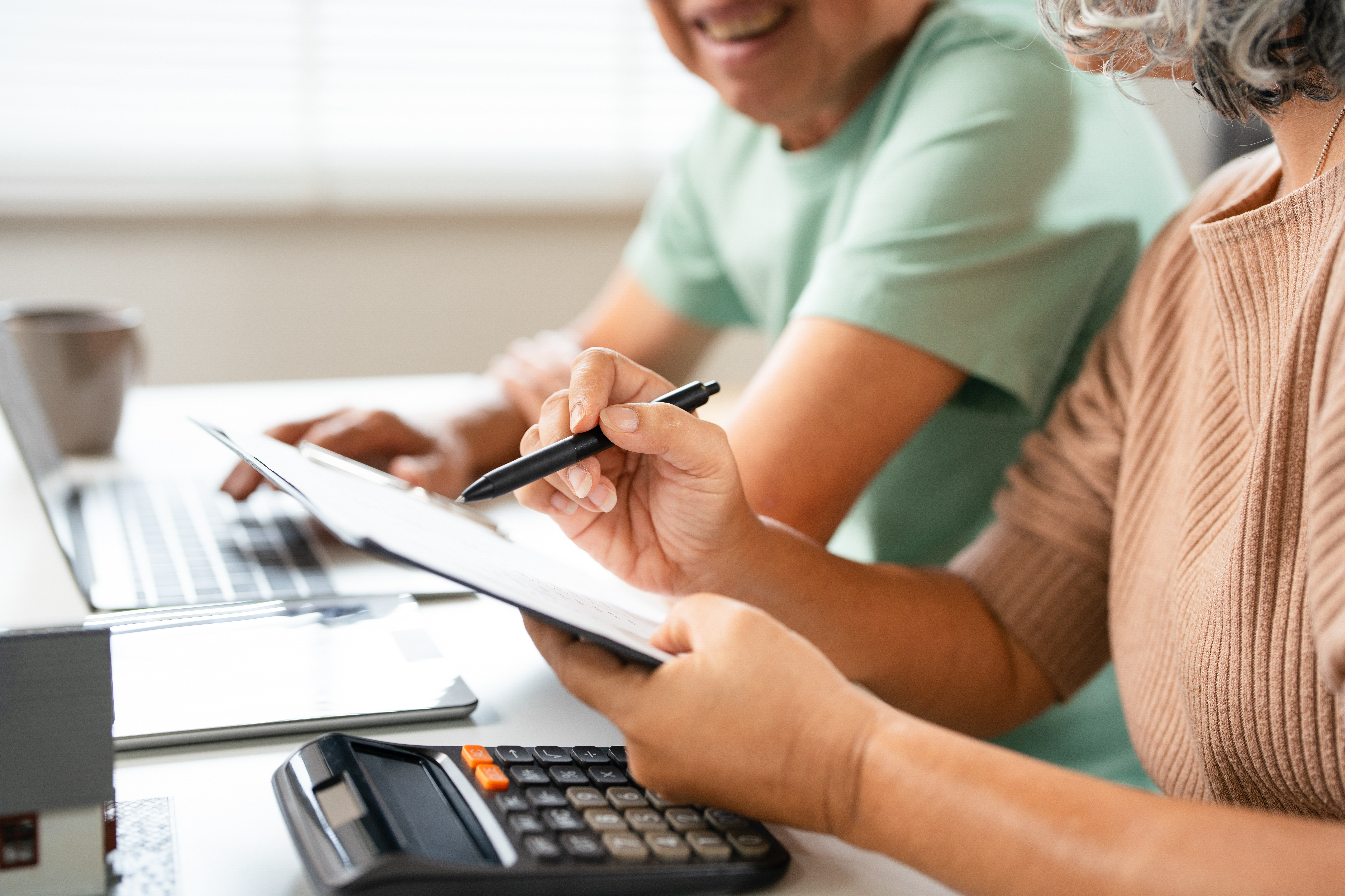 retired couple reviewing finances to determine safe withdrawal rate in retirement